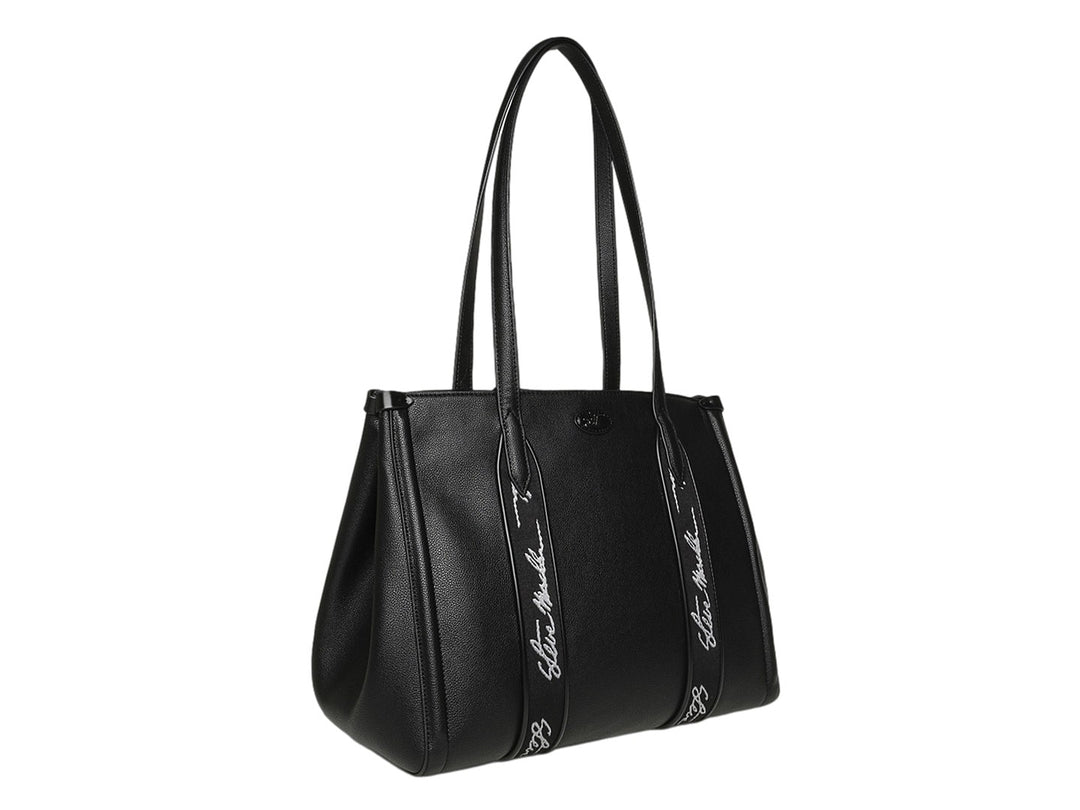 Bolso tote negro de Steve Madden con textura granulada y detalles de marca en blanco en las asas.
