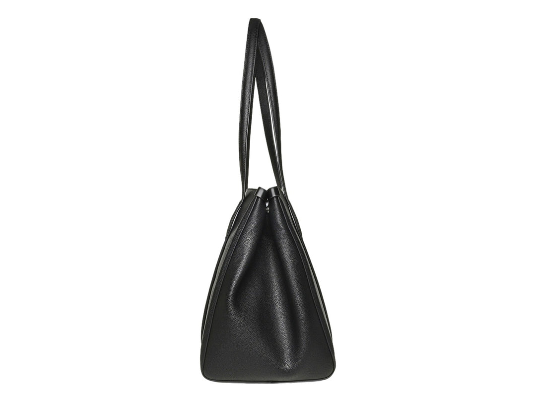 Bolso tote negro de Steve Madden con textura granulada y detalles de marca en blanco en las asas.