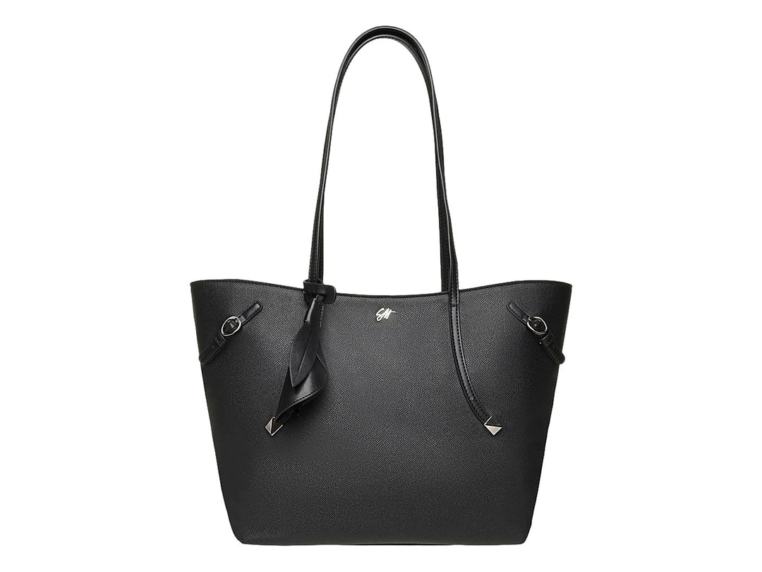 Bolso tote Steve Madden color negro con textura granulada, asas largas y detalles metálicos en color plata.