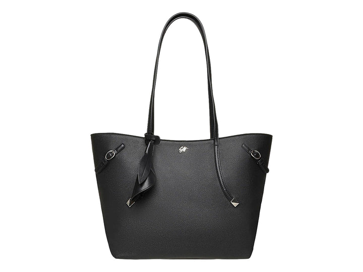Bolso tote Steve Madden color negro con textura granulada, asas largas y detalles metálicos en color plata.