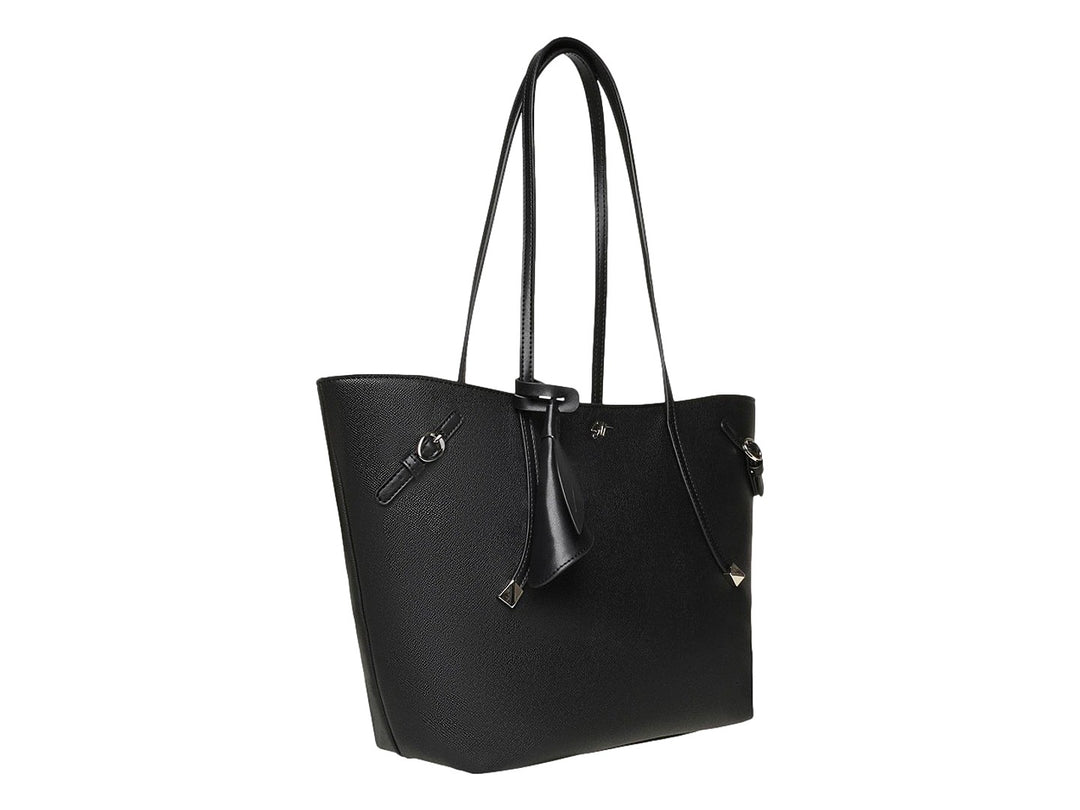 Bolso tote Steve Madden color negro con textura granulada, asas largas y detalles metálicos en color plata.