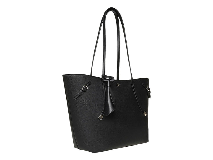 Bolso tote Steve Madden color negro con textura granulada, asas largas y detalles metálicos en color plata.