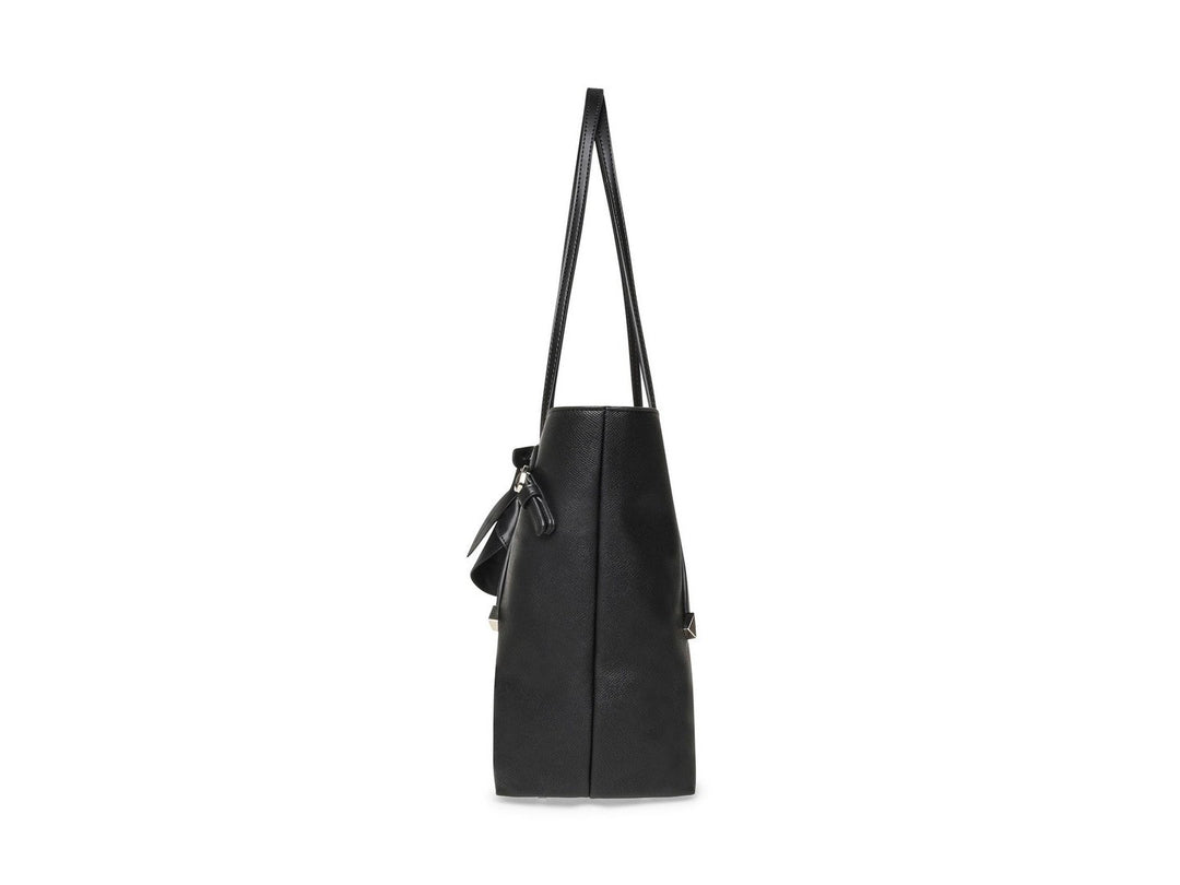 Bolso tote Steve Madden color negro con textura granulada, asas largas y detalles metálicos en color plata.