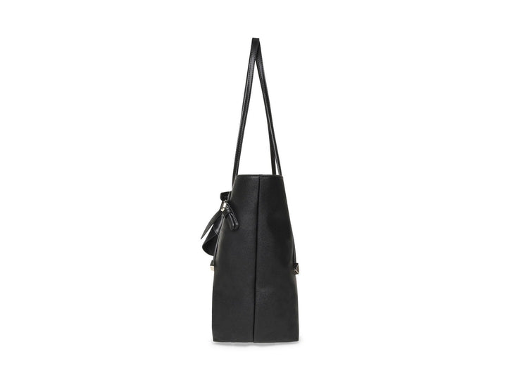 Bolso tote Steve Madden color negro con textura granulada, asas largas y detalles metálicos en color plata.
