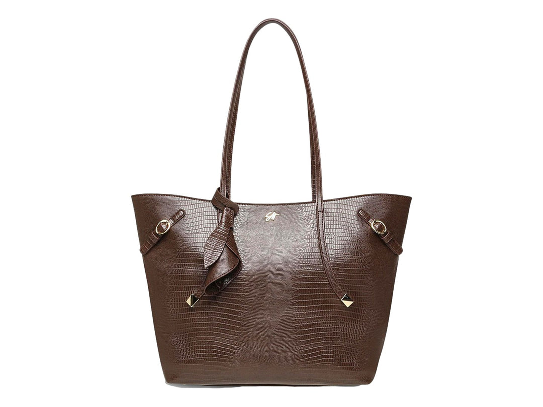 Bolso tote Steve Madden color chocolate con textura de piel de cocodrilo y detalles metálicos dorados.