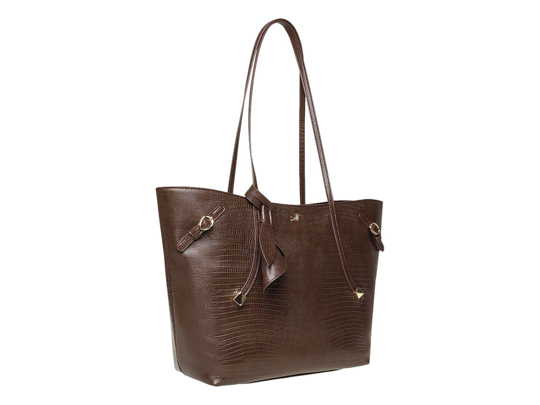 Bolso tote Steve Madden color chocolate con textura de piel de cocodrilo y detalles metálicos dorados.