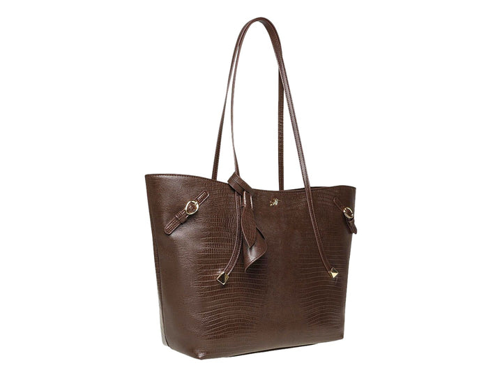 Bolso tote Steve Madden color chocolate con textura de piel de cocodrilo y detalles metálicos dorados.