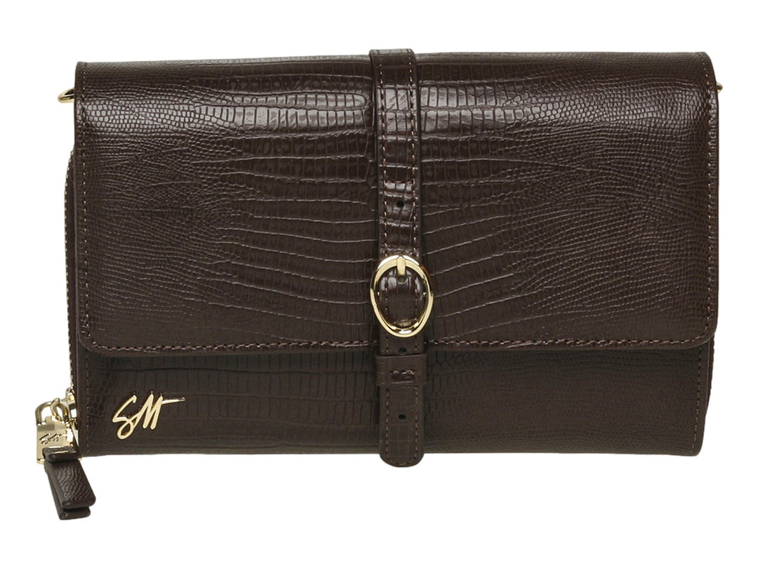 Bolso Steve Madden color chocolate con textura de piel de cocodrilo y detalles metálicos en dorado.