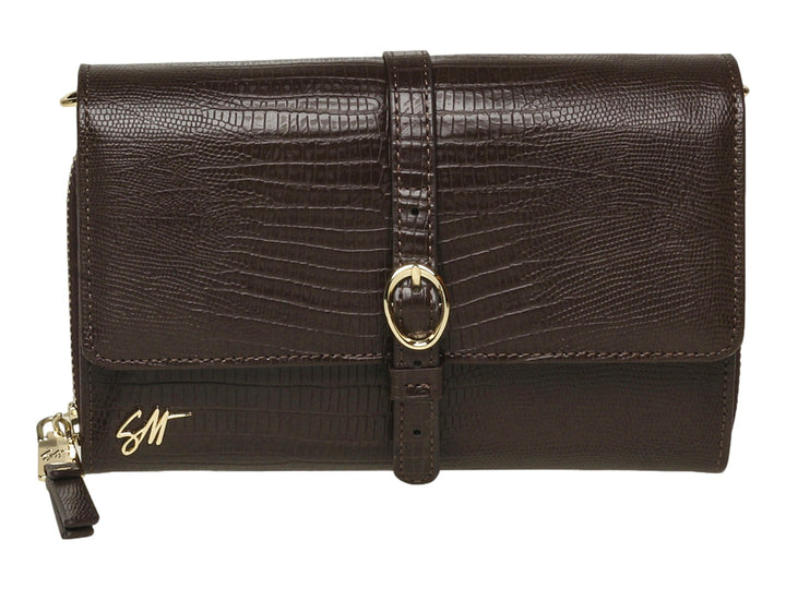 Bolso Steve Madden color chocolate con textura de piel de cocodrilo y detalles metálicos en dorado.