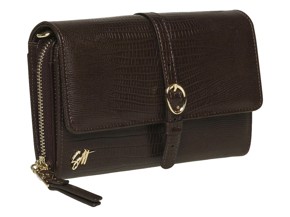 Bolso Steve Madden color chocolate con textura de piel de cocodrilo y detalles metálicos en dorado.