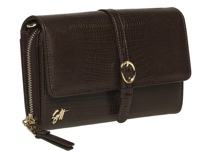 Bolso Steve Madden color chocolate con textura de piel de cocodrilo y detalles metálicos en dorado.