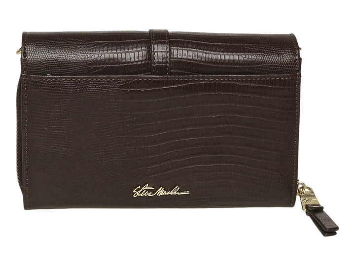 Bolso Steve Madden color chocolate con textura de piel de cocodrilo y detalles metálicos en dorado.