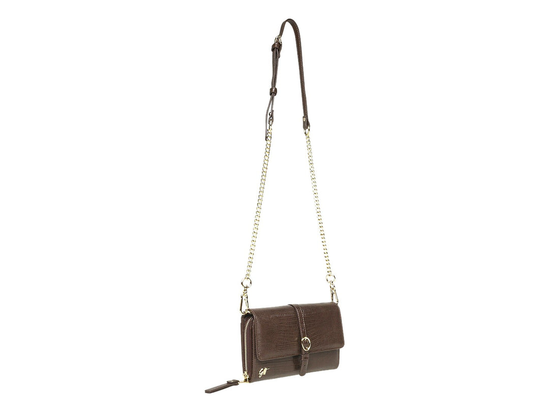 Bolso Steve Madden color chocolate con textura de piel de cocodrilo y detalles metálicos en dorado.