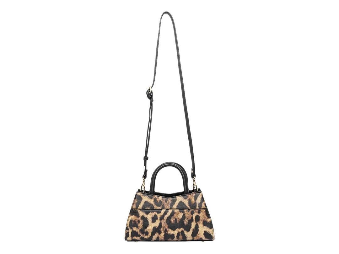Bolso de mano Steve Madden con estampado de leopardo, asa negra y detalles metálicos dorados.