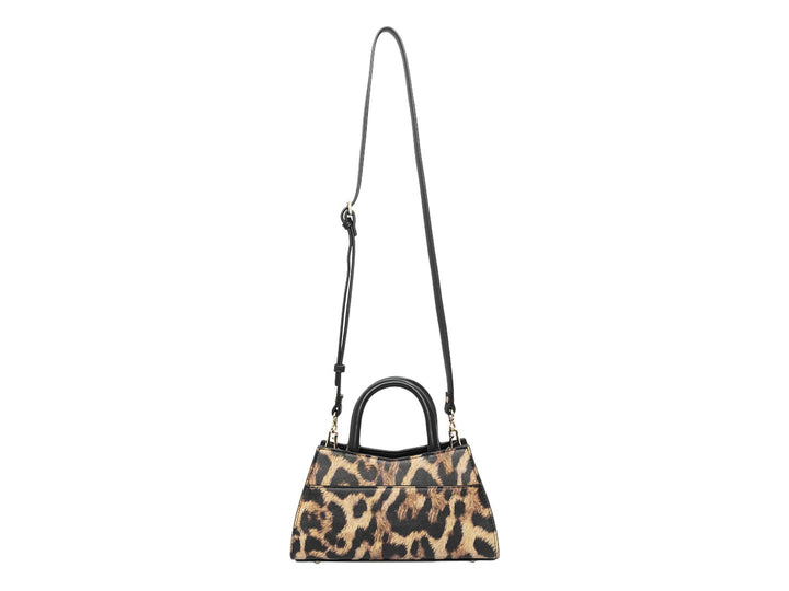 Bolso de mano Steve Madden con estampado de leopardo, asa negra y detalles metálicos dorados.