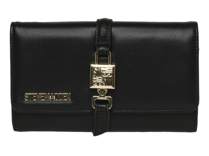 Bolsa clutch negra de Steve Madden con detalles y herrajes en color dorado y cierre de correa central.