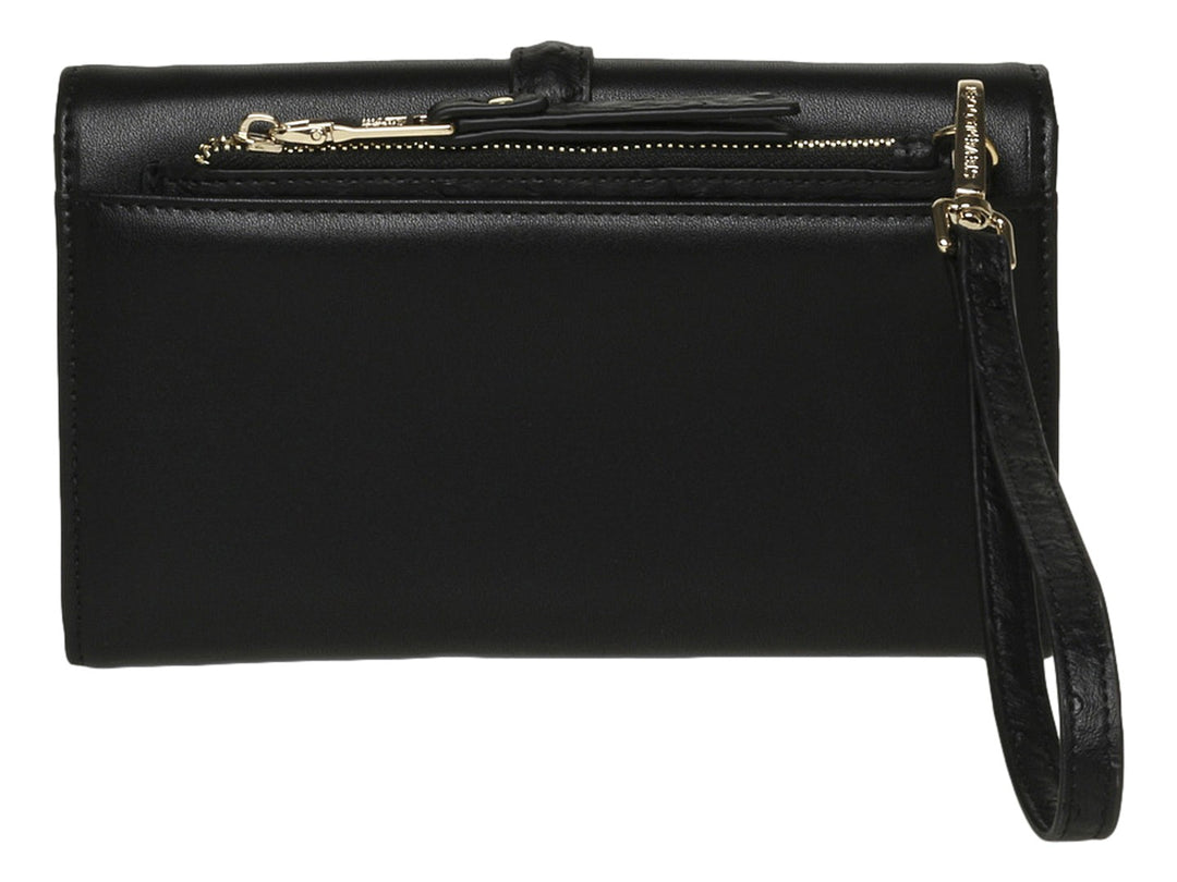 Bolsa clutch negra de Steve Madden con detalles y herrajes en color dorado y cierre de correa central.
