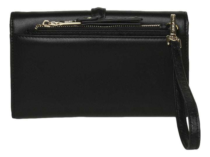 Bolsa clutch negra de Steve Madden con detalles y herrajes en color dorado y cierre de correa central.