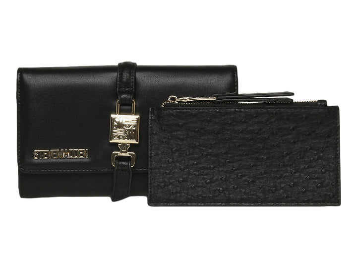 Bolsa clutch negra de Steve Madden con detalles y herrajes en color dorado y cierre de correa central.