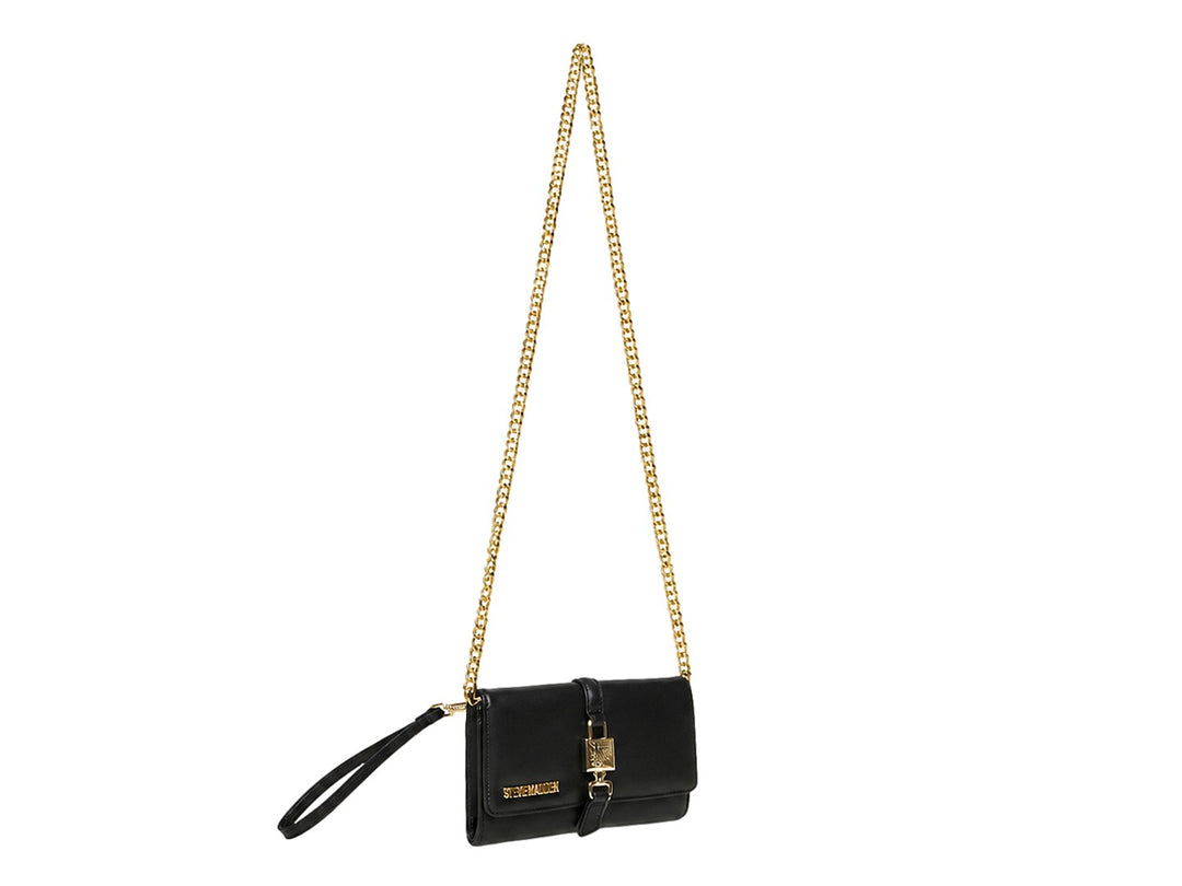 Bolsa clutch negra de Steve Madden con detalles y herrajes en color dorado y cierre de correa central.