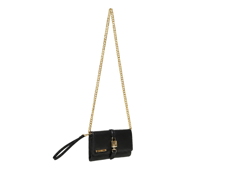 Bolsa clutch negra de Steve Madden con detalles y herrajes en color dorado y cierre de correa central.