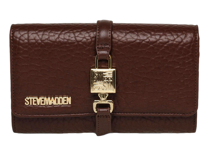 Bolsa clutch Steve Madden color chocolate con textura granulada y herrajes dorados centrales.