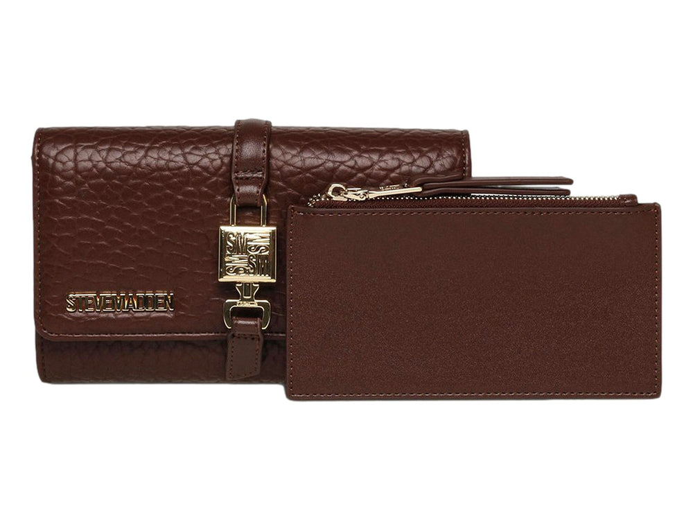 Bolsa clutch Steve Madden color chocolate con textura granulada y herrajes dorados centrales.