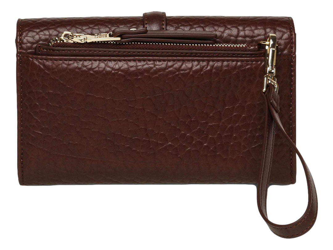 Bolsa clutch Steve Madden color chocolate con textura granulada y herrajes dorados centrales.