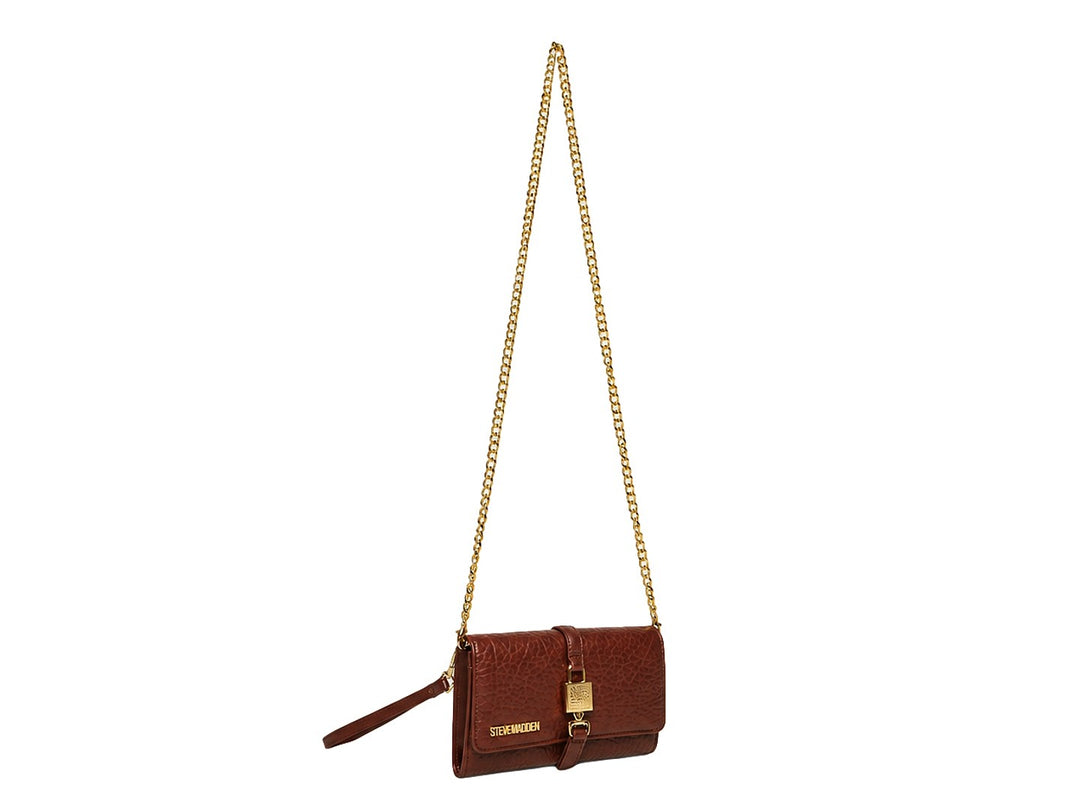 Bolsa clutch Steve Madden color chocolate con textura granulada y herrajes dorados centrales.