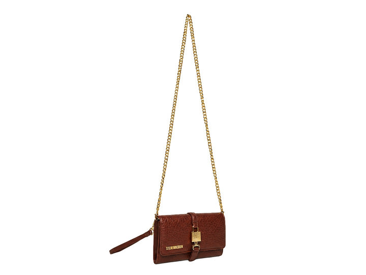 Bolsa clutch Steve Madden color chocolate con textura granulada y herrajes dorados centrales.