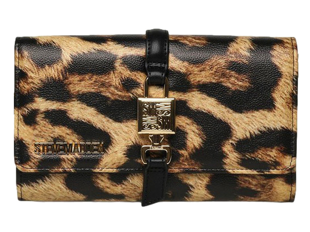 Bolsa Steve Madden con estampado de leopardo, cierre de candado dorado y correa negra central.