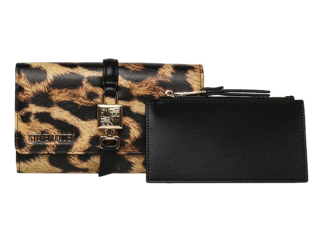 Bolsa Steve Madden con estampado de leopardo, cierre de candado dorado y correa negra central.
