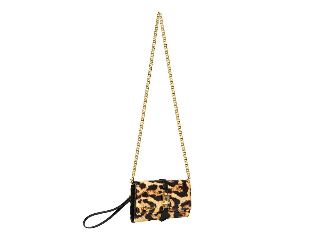 Bolsa Steve Madden con estampado de leopardo, cierre de candado dorado y correa negra central.
