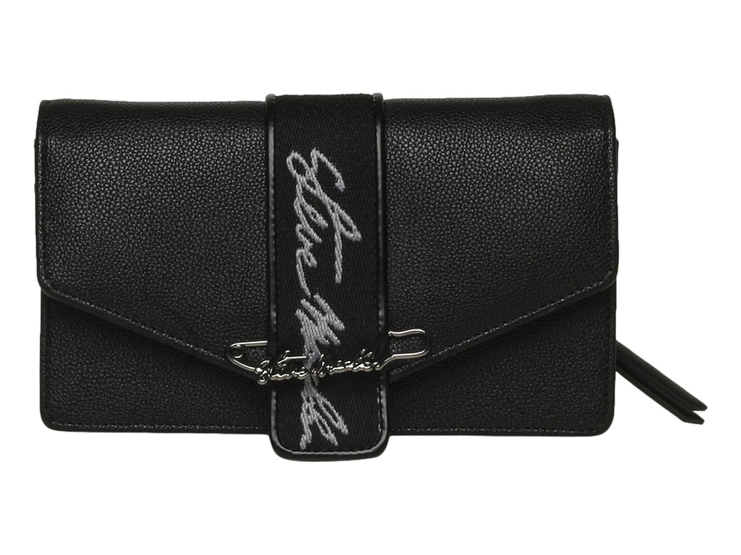 Bolso negro de Steve Madden con textura rugosa, correa central con letras blancas y detalle de imperdible plateado.