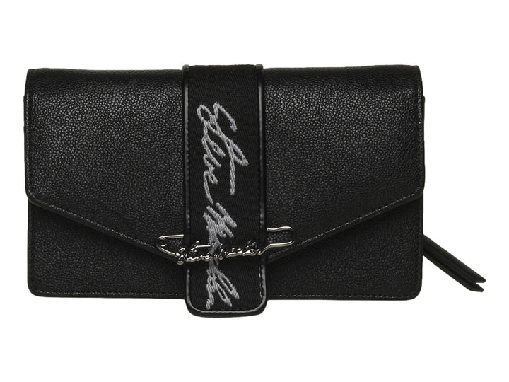 Bolso negro de Steve Madden con textura rugosa, correa central con letras blancas y detalle de imperdible plateado.