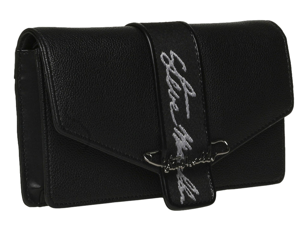 Bolso negro de Steve Madden con textura rugosa, correa central con letras blancas y detalle de imperdible plateado.