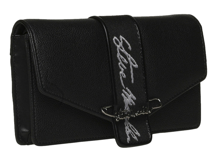 Bolso negro de Steve Madden con textura rugosa, correa central con letras blancas y detalle de imperdible plateado.