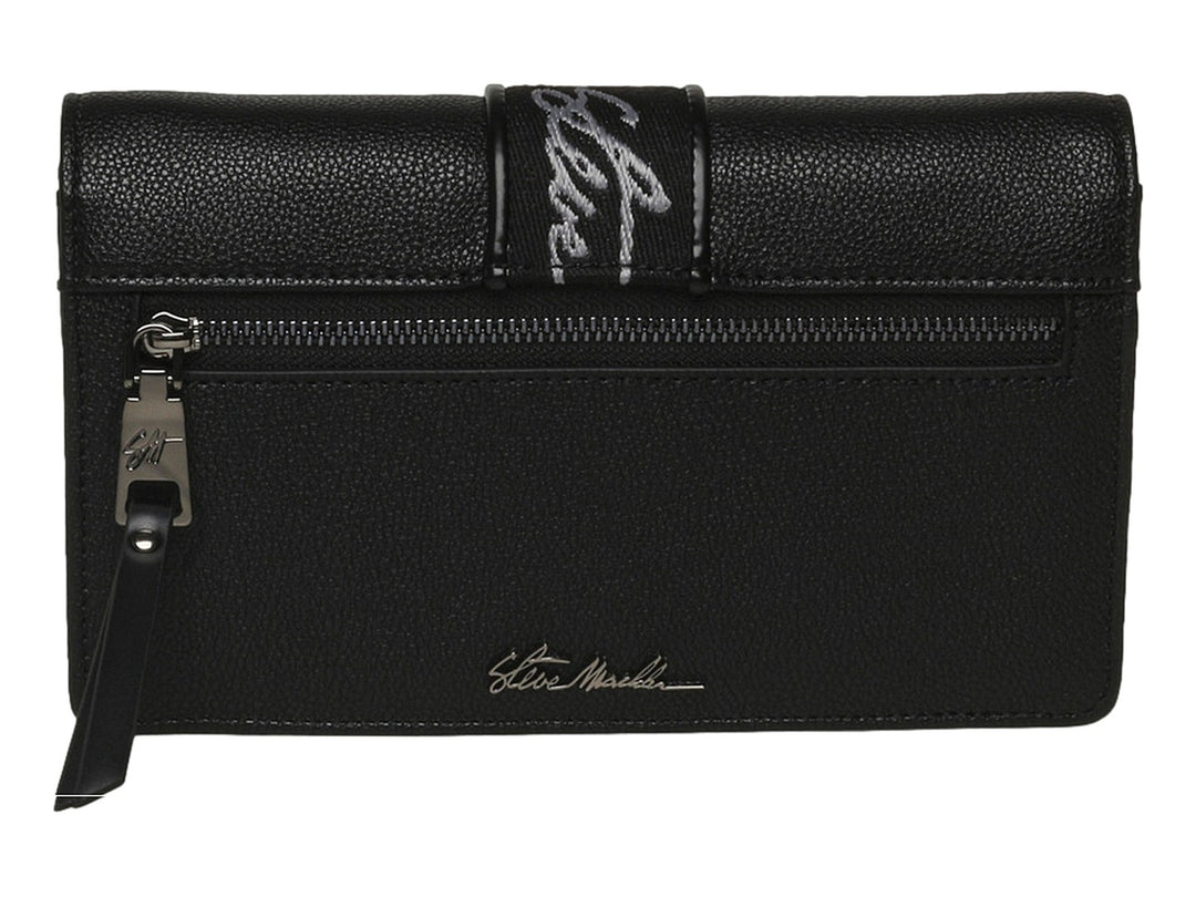 Bolso negro de Steve Madden con textura rugosa, correa central con letras blancas y detalle de imperdible plateado.