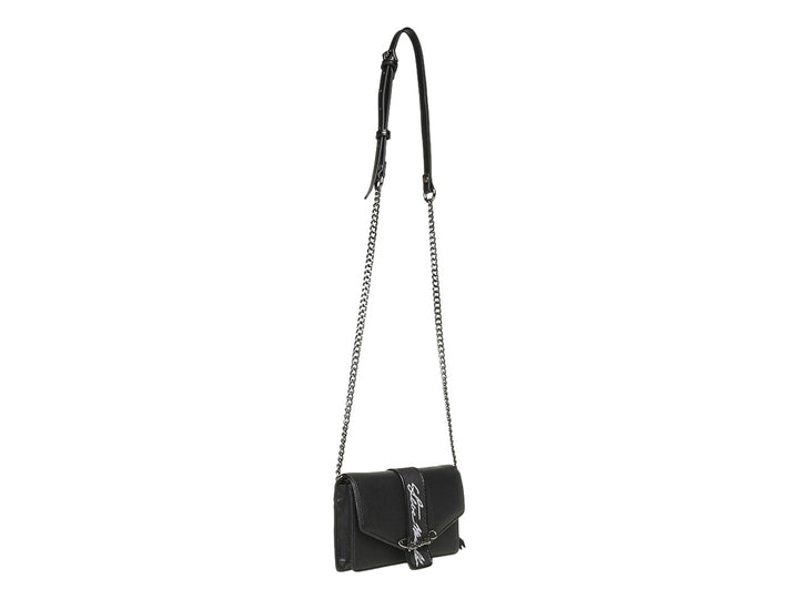 Bolso negro de Steve Madden con textura rugosa, correa central con letras blancas y detalle de imperdible plateado.
