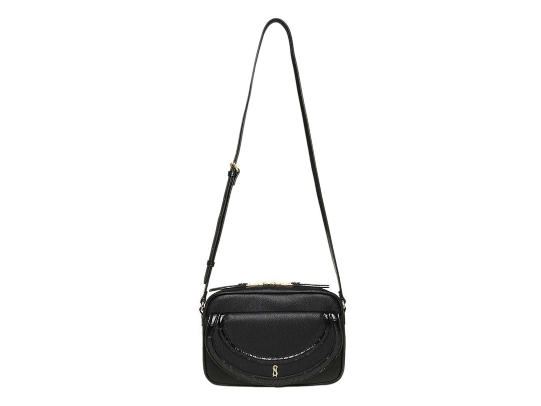 Bolso Steve Madden color negro con detalles en dorado y correa larga ajustable.