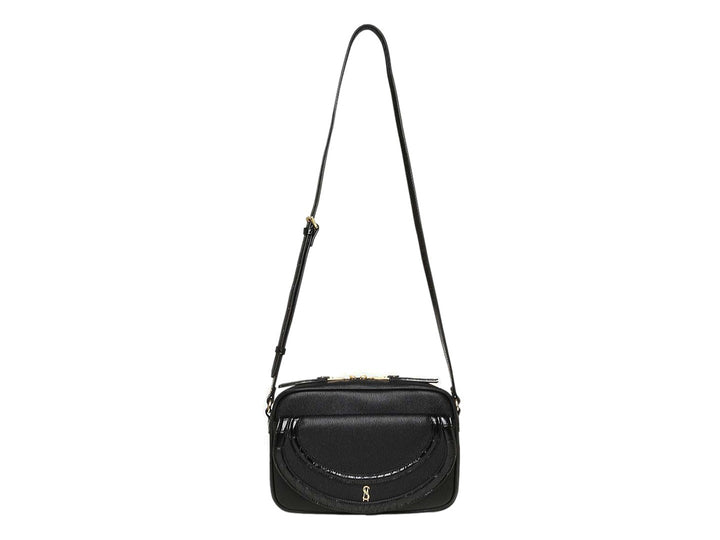 Bolso Steve Madden color negro con detalles en dorado y correa larga ajustable.