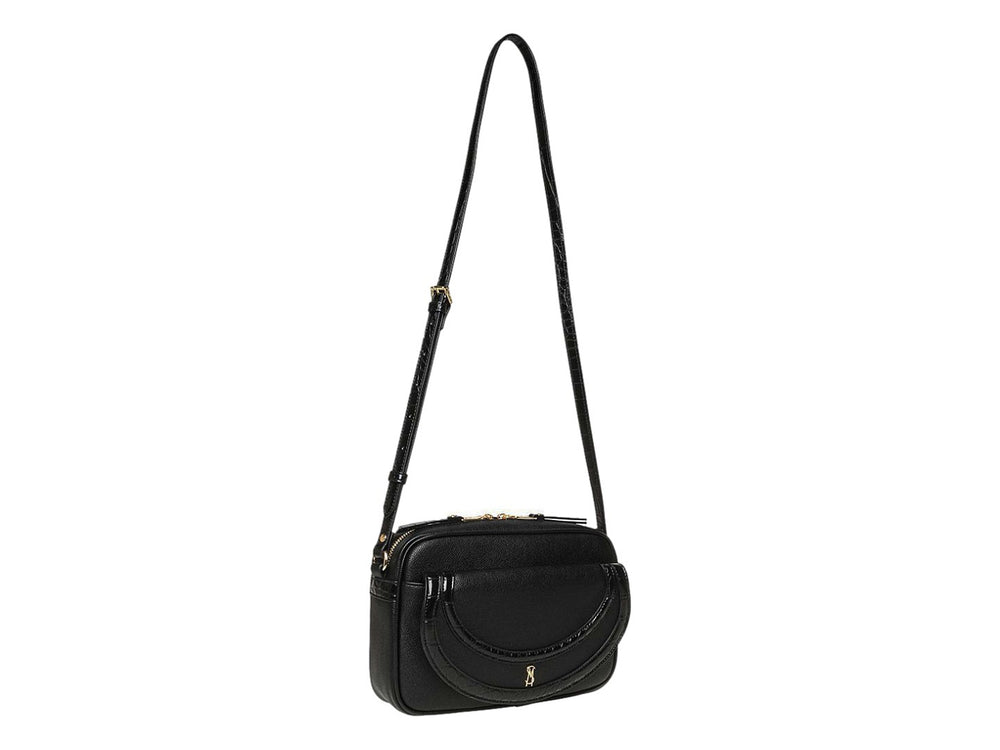 Bolso Steve Madden color negro con detalles en dorado y correa larga ajustable.