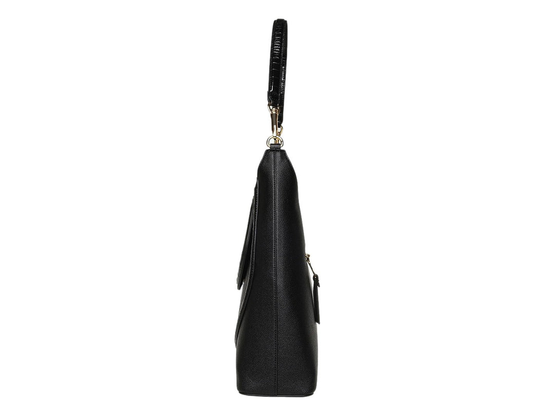 Bolso hobo Steve Madden color negro con detalles en dorado y textura granulada sobre fondo blanco.