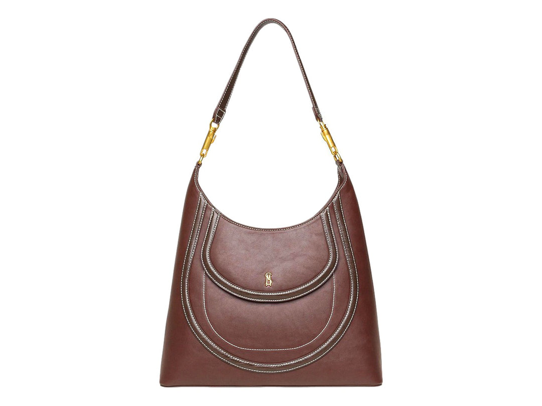 Bolso hobo Steve Madden color chocolate con detalles en dorado y costuras blancas contrastantes.