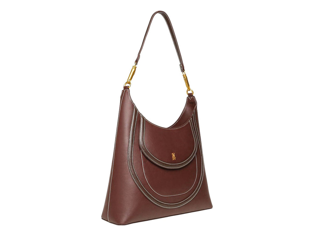 Bolso hobo Steve Madden color chocolate con detalles en dorado y costuras blancas contrastantes.