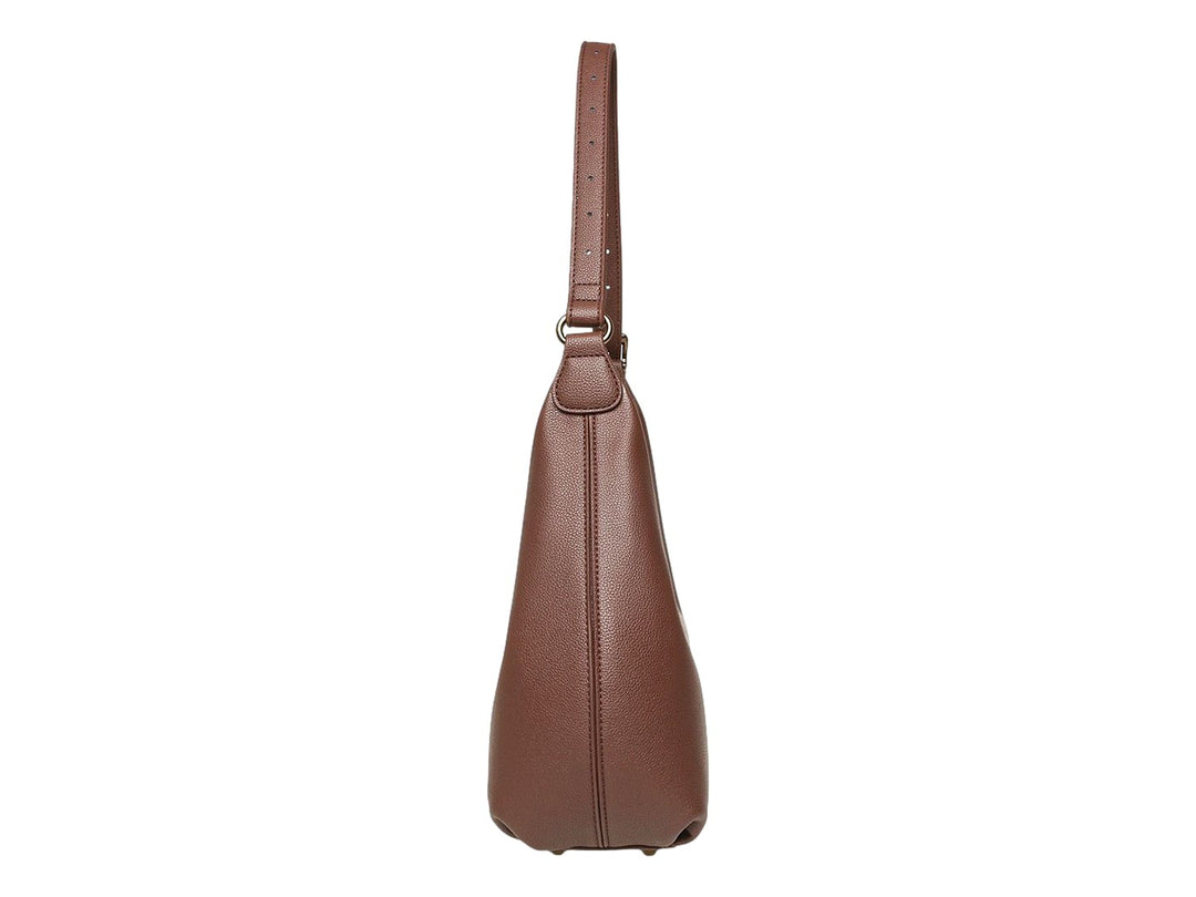 Bolsa de hombro Steve Madden color café con herrajes en tono bronce y textura granulada.