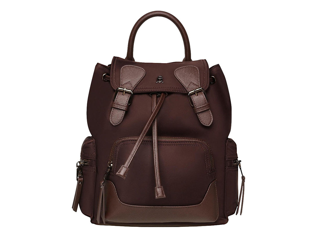 Mochila Steve Madden color café con detalles en bronce, asa superior y bolsillos laterales.