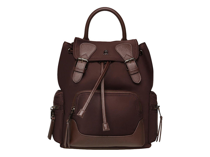 Mochila Steve Madden color café con detalles en bronce, asa superior y bolsillos laterales.