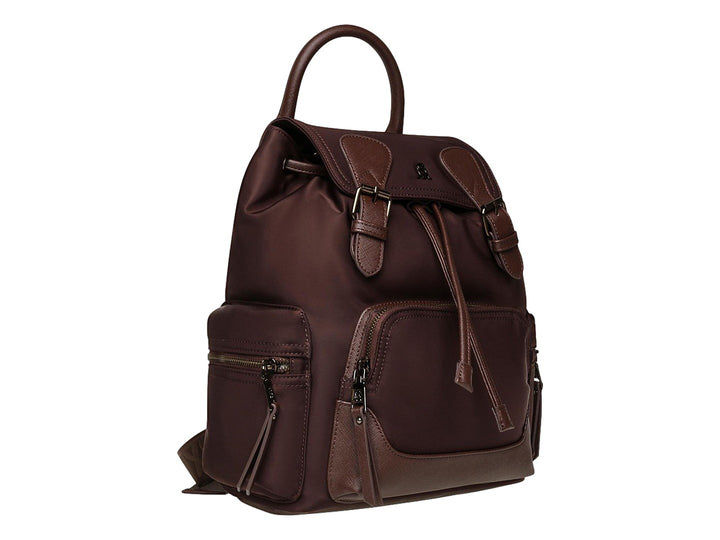 Mochila Steve Madden color café con detalles en bronce, asa superior y bolsillos laterales.