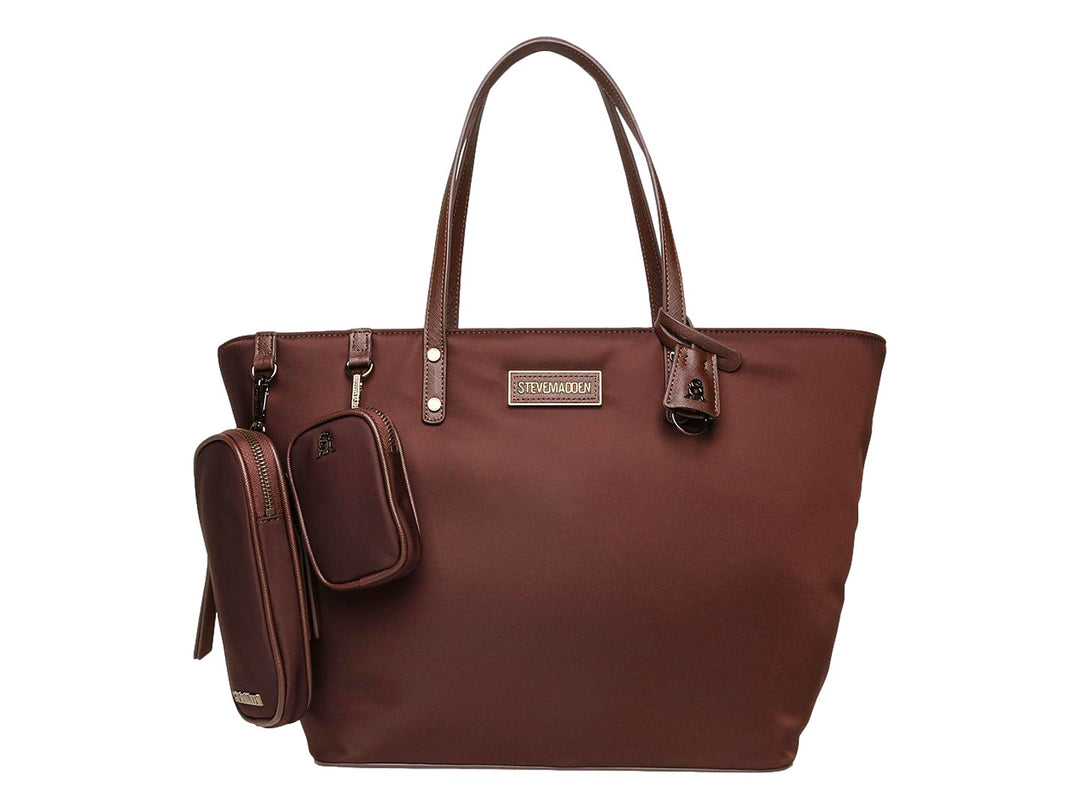 Bolso tote Steve Madden color café con accesorios coordinados y detalles en bronce.